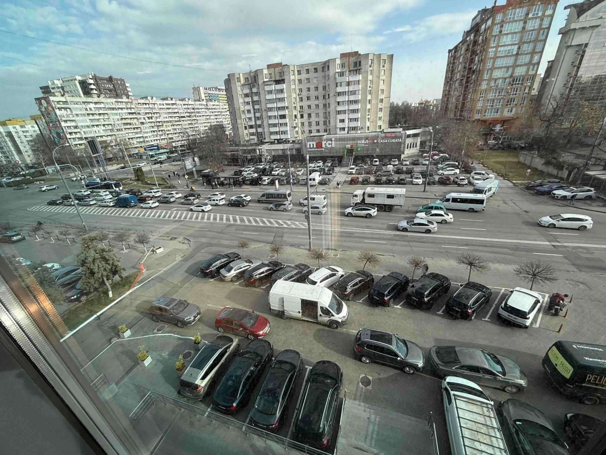 Large * Chişinău